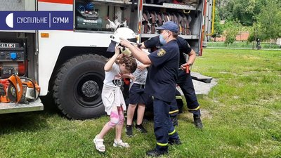 Рятувальники Сумщини долучилися до всеукраїнської акції для збору коштів на лікування доньки колеги Рятувальники Сумщини долучилися до всеукраїнської акції для збору коштів на лікування доньки колеги