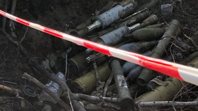 Протягом місяця знешкодили понад 600 "сюрпризів" на двох гектарах території Херсонщини — розміновують вибухотехніки НГУ Протягом місяця знешкодили понад 600 "сюрпризів" на двох гектарах території Херсонщини — розміновують вибухотехніки НГУ