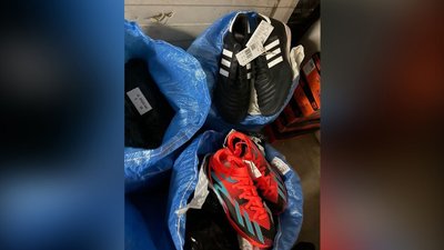 Віз під виглядом гумдопомоги: на Львівщині у поляка конфіскували спорттовари та авто Віз під виглядом гумдопомоги: на Львівщині у поляка конфіскували спорттовари та авто