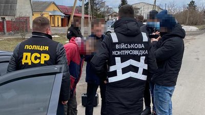 Отримав хабар та намагався втекти: на Хмельниччини затримали військового офіцера