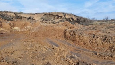 На Миколаївщині видобувають глину з кар’єру: чи законні дії На Миколаївщині видобувають глину з кар’єру: чи законні дії