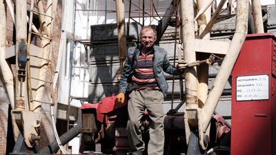 Степан Костюк біля баштового крана Степан Костюк біля баштового крана