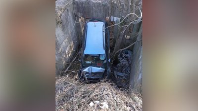 На Житомирщині автівка зірвалася з містка і впала в прірву – діставали її звідти автокраном На Житомирщині автівка зірвалася з містка і впала в прірву – діставали її звідти автокраном