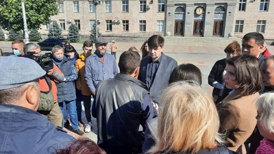 "Поставили перед фактом": у Черкасах мешканці гуртожитку, яких виселяють, влаштували мітинг "Поставили перед фактом": у Черкасах мешканці гуртожитку, яких виселяють, влаштували мітинг