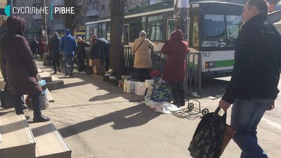 Це тривало недовго: біля ринку Рівного знову розгорнулась стихійна торгівля Це тривало недовго: біля ринку Рівного знову розгорнулась стихійна торгівля