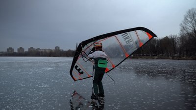 На ковзанах та з вітрилом по озеру — пенсіонер із Сум опановує новий вид спорту На ковзанах та з вітрилом по озеру — пенсіонер із Сум опановує новий вид спорту