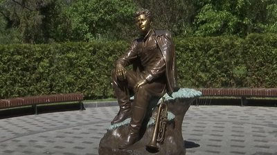 У Харкові після відновлення відкрили пам'ятник актору та режисеру Бикову