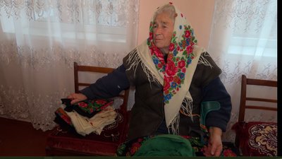 Жителька Меджибізької громади зберігає сотню українських хусток