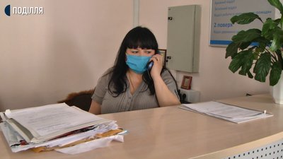Адміністраторка Ірина Алексеєва приймає пошту та відповідає на дзвінки Адміністраторка Ірина Алексеєва приймає пошту та відповідає на дзвінки