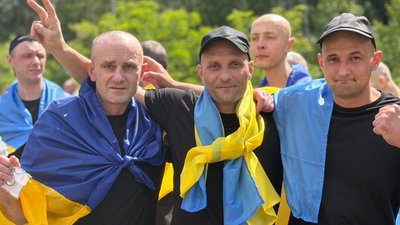 Звільнені з російського полону українські військовослужбовці під час обміну