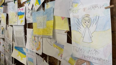 У молодіжному центрі в Чернівцях збирають дитячі листи для захисників та захисниць У молодіжному центрі в Чернівцях збирають дитячі листи для захисників та захисниць