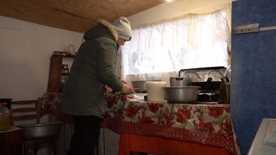 Тріо нескорених: черкащанки готують їжу для військових на передовій Тріо нескорених: черкащанки готують їжу для військових на передовій
