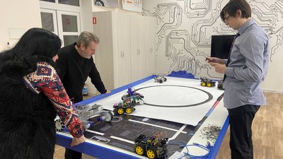 Випускник полтавського вишу Олексій Михайліченко сконструював модель наземного дрона Випускник полтавського вишу Олексій Михайліченко сконструював модель наземного дрона