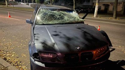 Вночі у Житомирі легковик в'їхав у електроопору – водія доставили в лікарню Вночі у Житомирі легковик в'їхав у електроопору – водія доставили в лікарню
