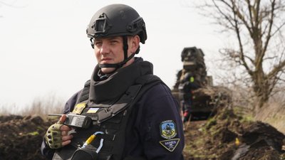 Сапер Артем Хом'як під час виконання завдань з розмінування Сапер Артем Хом'як під час виконання завдань з розмінування