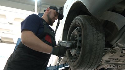 На черкаській СТО безоплатно ремонтують автівки для ЗСУ та переселенців
