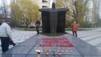 Біля пам'ятника жертвам Чорнобиля у Кропивницькому запалили 35 свічок