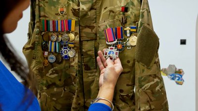 Валерій Краснян — доброволець, «кіборг» та Народний Герой України. Спогади дружини та побратима про Барса Валерій Краснян — доброволець, «кіборг» та Народний Герой України. Спогади дружини та побратима про Барса