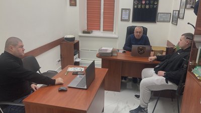 Помічники ветеранів у Пісочині допомагають демобілізованому Владиславу Гончару отримати роботу в охоронній фірмі, Харківська область Помічники ветеранів у Пісочині допомагають демобілізованому Владиславу Гончару отримати роботу в охоронній фірмі, Харківська область