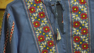 "Коли вишиваю – душа співає". 76-річна жителька селища на Дніпропетровзині вишиває сорочки та рушники "Коли вишиваю – душа співає". 76-річна жителька селища на Дніпропетровзині вишиває сорочки та рушники