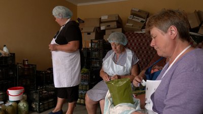 Селяни з Кичинців готують їжу для військових