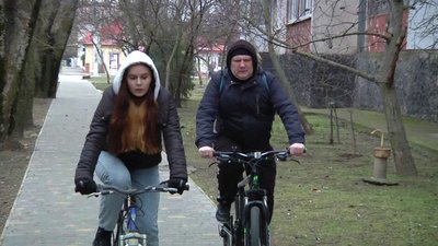 На Херсонщині школярка зафарбовує рекламу наркотиків На Херсонщині школярка зафарбовує рекламу наркотиків