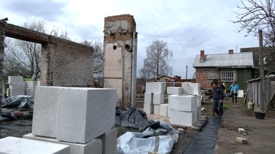 На Чернігівщині жінка з волонтерами відбудовує будинок, поки чоловік несе службу На Чернігівщині жінка з волонтерами відбудовує будинок, поки чоловік несе службу