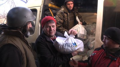 Жителі Бахмута отримали обладнання для приготування їжі та продуктові набори Жителі Бахмута отримали обладнання для приготування їжі та продуктові набори