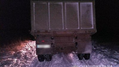 Допомагав дістати із замету: На Донеччині під колесами "КамАЗу" загинув чоловік Допомагав дістати із замету: На Донеччині під колесами "КамАЗу" загинув чоловік