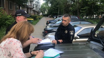 Жінка дає свідчення поліції