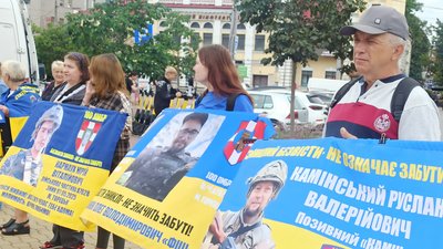 Більше 80 людей прийшли на акцію в підтримку військовополонених та зниклих безвісти