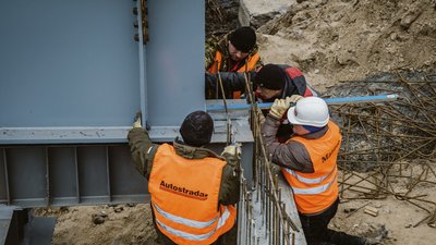 На Чернігівщині розпочали монтаж другого модульного мосту, який передала Франція На Чернігівщині розпочали монтаж другого модульного мосту, який передала Франція