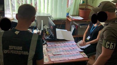 У Херсоні при отриманні хабаря затримали посадовця міграційної служби У Херсоні при отриманні хабаря затримали посадовця міграційної служби