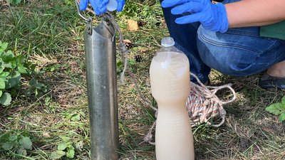 Забруднили річку стічними водами: екоінспектори у Житомирі відібрали проби на дослідження Забруднили річку стічними водами: екоінспектори у Житомирі відібрали проби на дослідження