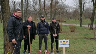 У парку Перемоги в Кропивницькому висадили дерева на честь міст, звільнених з російської окупації та блокади рік тому У парку Перемоги в Кропивницькому висадили дерева на честь міст, звільнених з російської окупації та блокади рік тому