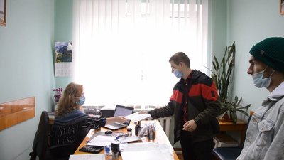 Учасники акції "Нагадай про кожного" передали звернення в Тернопільську ОДА