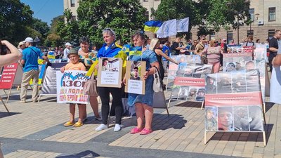 Фотовиставка на підтримку полонених захисників Маріуполя на площі Героїв Майдану у Кропивницькому. Фотовиставка на підтримку полонених захисників Маріуполя на площі Героїв Майдану у Кропивницькому.