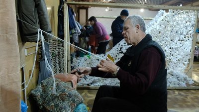 Від військових багато замовлень: як вінницькі волонтери плетуть маскувальні сітки для захисників