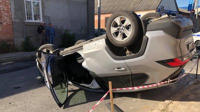 У Кропивницькому внаслідок аварії машина перекинулась на дах