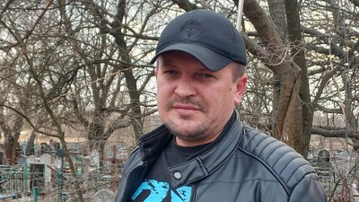 Зірвали українські прапори та погнули флагштоки: у Дніпрі невідомі понівечили могили військових Зірвали українські прапори та погнули флагштоки: у Дніпрі невідомі понівечили могили військових