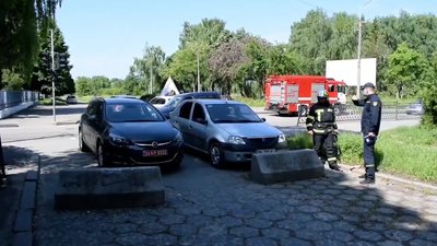 У Рівному пожежники не можуть доїхати на виклик через автівки та самовільні перешкоди У Рівному пожежники не можуть доїхати на виклик через автівки та самовільні перешкоди