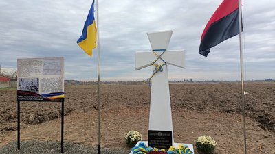 Пам'ятний знак бійцям ОУН на хуторі у селі Романів