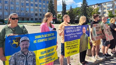 Майже двісті волинян вийшли на акцію "Не мовчи — полон вбиває" у Ковелі Майже двісті волинян вийшли на акцію "Не мовчи — полон вбиває" у Ковелі