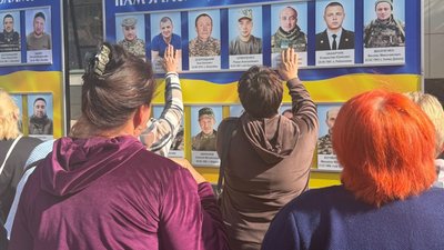Люди на "Алеї надії" в Краснокутську