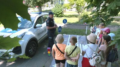 У черкаському таборі вчать правила безпеки, змагаються і плетуть браслети воїнам