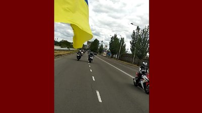 Херсонець хотів долучитись до автопробігу, а потрапив на політичну акцію Херсонець хотів долучитись до автопробігу, а потрапив на політичну акцію