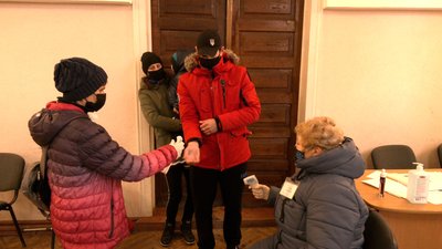 Проміжні вибори на Прикарпатті. Як проходило голосування на дільницях в Делятині та Яремчі Проміжні вибори на Прикарпатті. Як проходило голосування на дільницях в Делятині та Яремчі