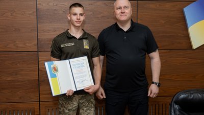 У Полтаві нагородили юнака, який допомагав ліквідовувати наслідки обстрілу