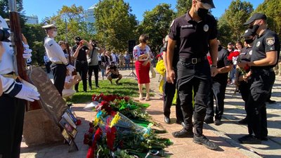 В Одесі вшанували пам'ять захисників України, загиблих у війні на Донбасі В Одесі вшанували пам'ять захисників України, загиблих у війні на Донбасі