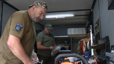 У Хмельницькому волонтери зробили майстерню на колесах для ЗСУ